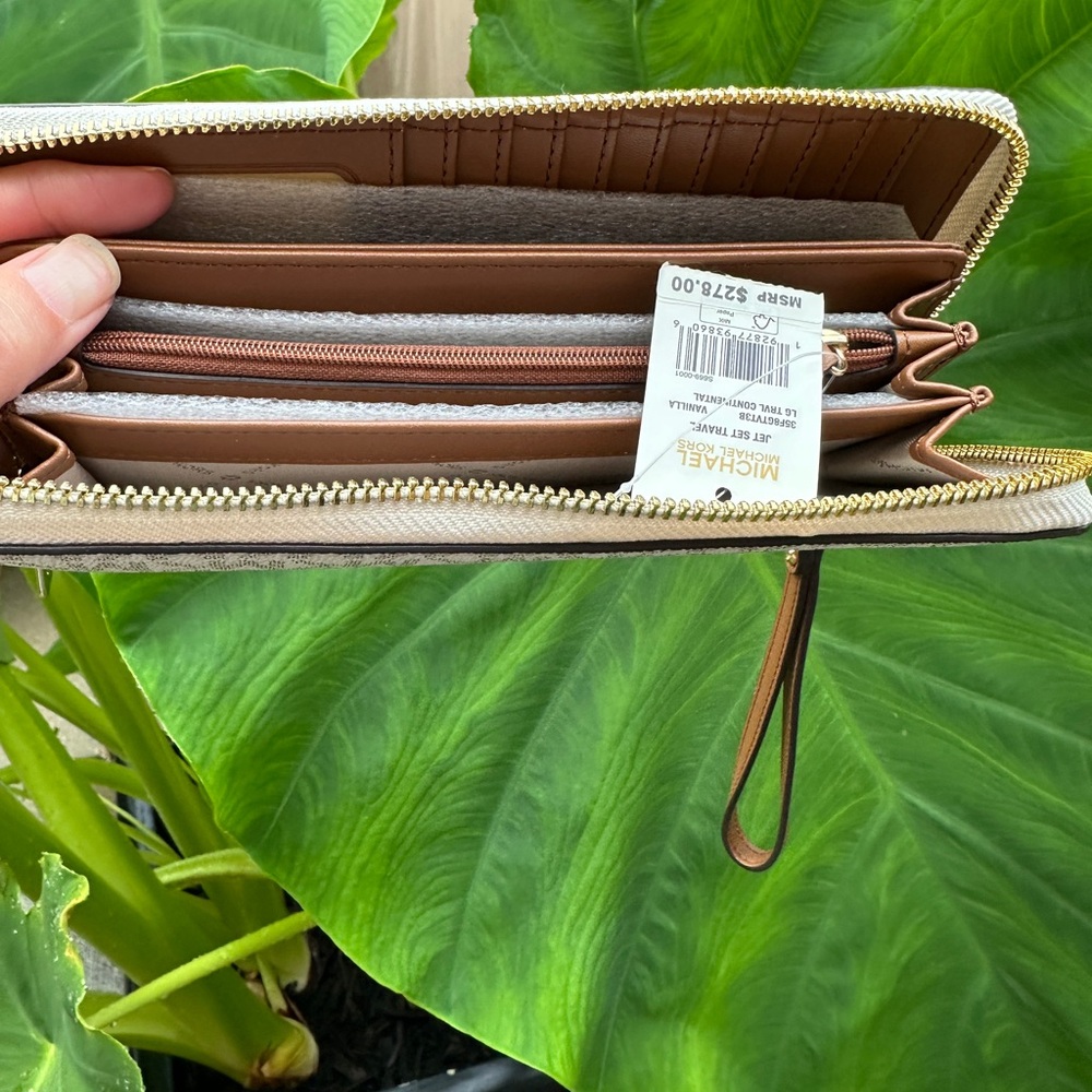 NWT Michael Kors Large Travel Wristlet - Picture 5 of 10